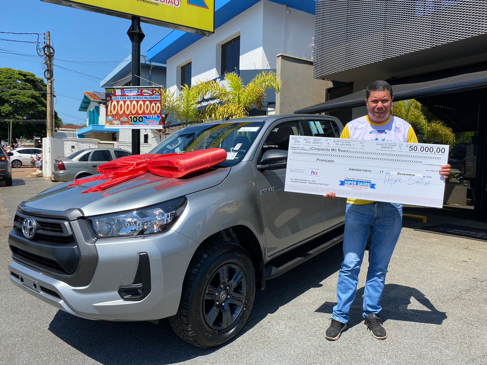 Comerciante de Bebedouro ganha uma Hilux mais 50 mil e vai investir no próprio negócio